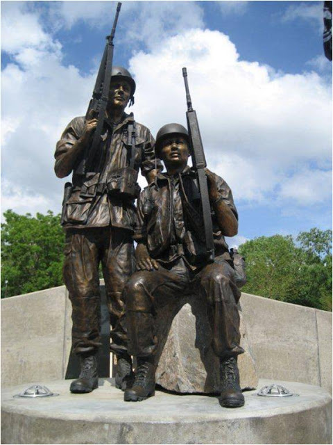 tuong dai chien si Viet-My, Wichita, Kansas ( nhin dang truoc)