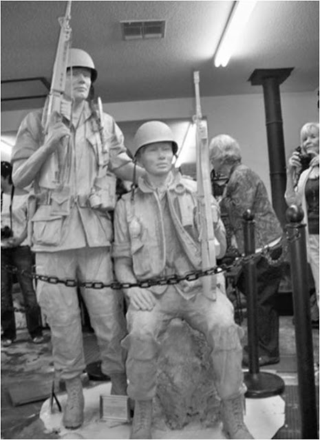 tuong dai chien si Viet-My Wichita, Kansas ( mo hinh bang thach cao)